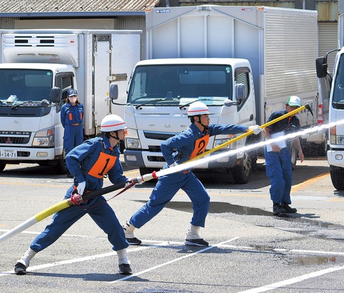 それぞれの役割に分かれて競技を行う団員ら