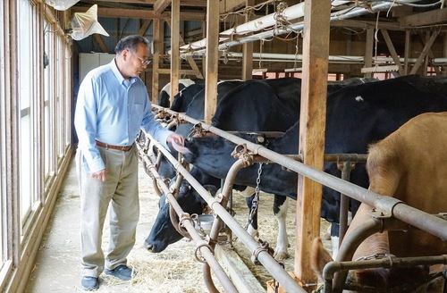 牧舎に立つ福田さん
