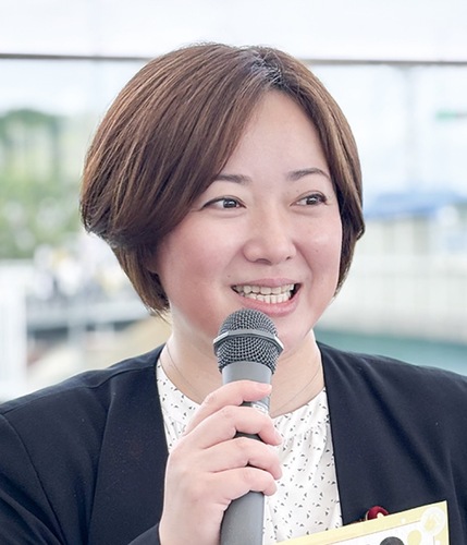 演説する枝川市議