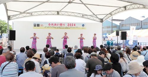 ステージショーに見入る人たち＝昨年　提供