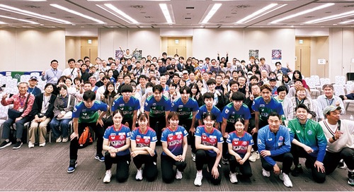 両クラブ選手とファンクラブ会員ら＝提供