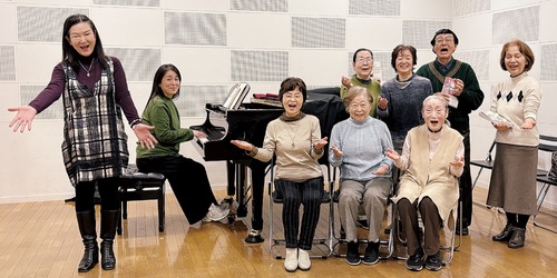 手を広げ、伸びやかな歌声を出すＣＯＣＯＲＯの会員