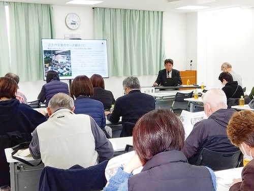 講座に聴き入る参加者＝提供