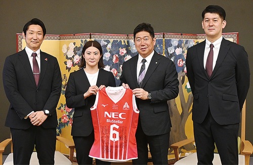 (左から)中西GM、澤田選手、福田市長、金子監督