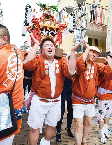 掛け声とともに神輿を担ぐ小田中央青年会の人々