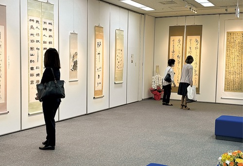 作品に見入るギャラリー