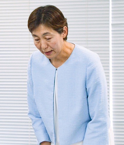 陳謝する水野氏