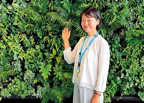 富士見公園 パークセンターの壁面緑化の前にて矢口課長