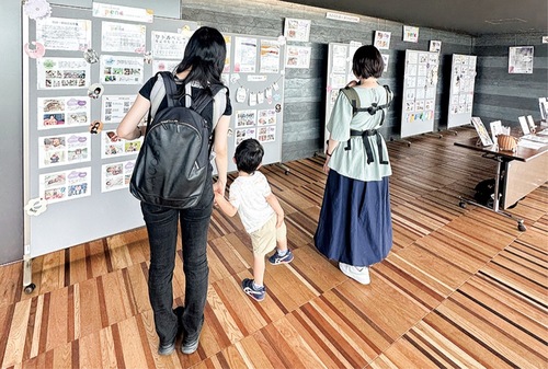 展示コーナーを見学する親子ら