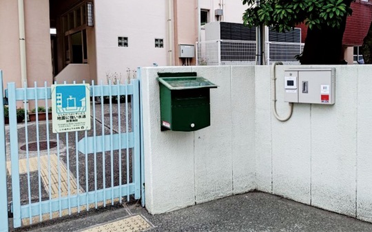 菅中学校に設置されたキーボックス（写真右）