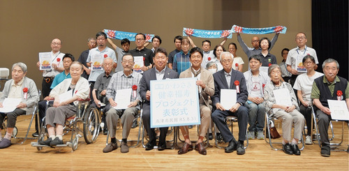 高津市民館で開かれた金賞受賞者らの表彰式の様子。前列中央は応援サポーターで俳優の風間トオルさん