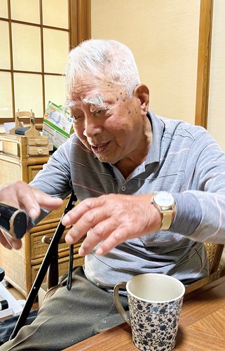 風船を飛ばす手順を示す小川さん