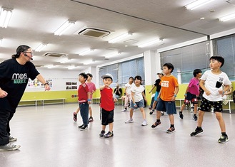 ダンスを練習する子どもたち
