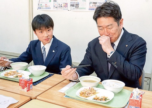 昨年度の最優秀賞の献立を味わう福田紀彦市長と受賞者