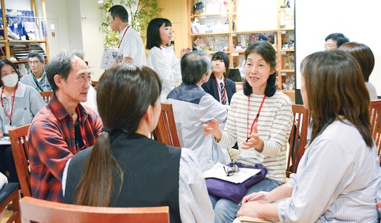 意見交換を行う参加者たち