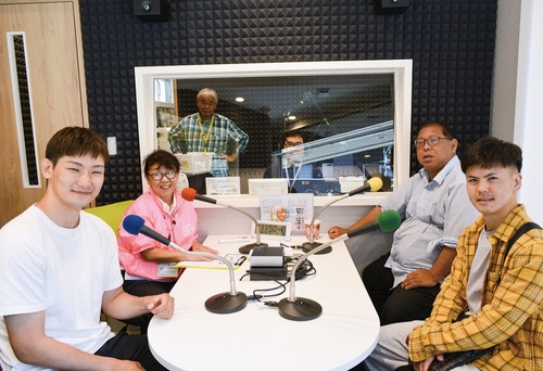 左奥から時計回りに、パーソナリティーの須山さん、鈴木社長、西屋選手、盛合選手