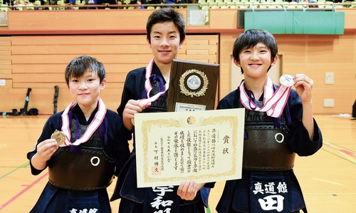 賞状を手に準優勝した団体のメンバー