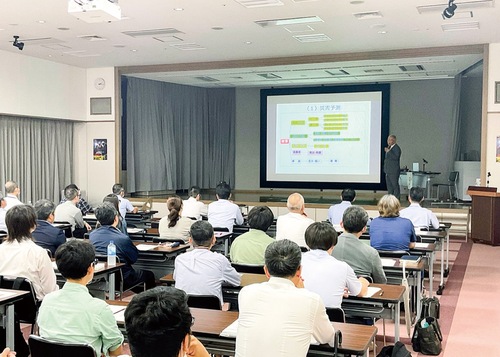 講演に耳を傾ける参加者