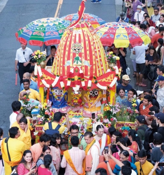 カラフルな山車を引く参加者＝過去