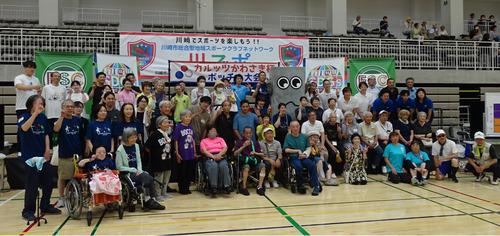 記念写真に納める参加者