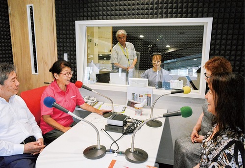 右奥から時計回りに、金子さん、櫻庭社長、伊藤さん、須山さん