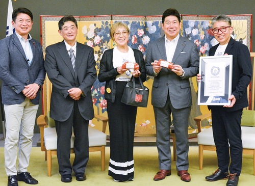 右から認定証を手にする渥美社長と福田市長