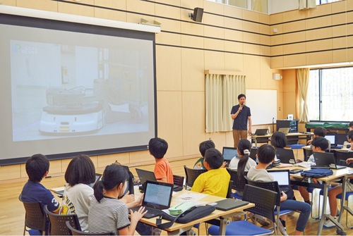 ５年生に向けて講話する阿蘓さん