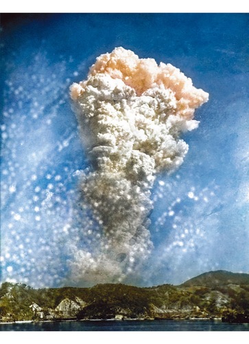 呉市の吉浦町（現・若葉町）の海軍工廠砲煩実験部から見た広島原爆のきのこ雲　撮影者：尾木正己　写真カラー化：渡邉英徳（東京大学大学院）