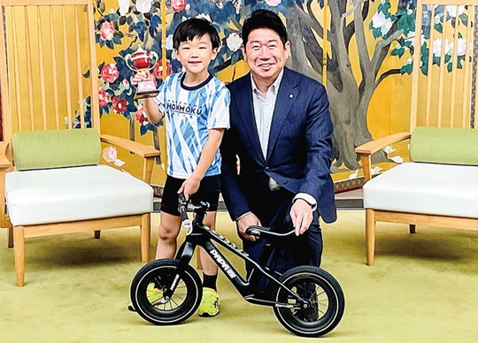 トロフィーを手にする川井君（左）と福田市長