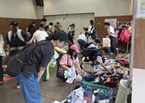 商品を選ぶ来場者