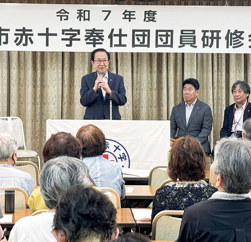 あいさつする横山委員長