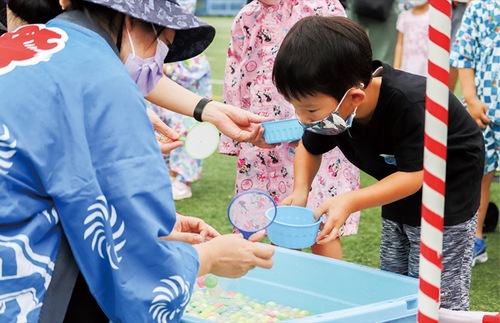 スーパーボールすくいを楽しむ子ども