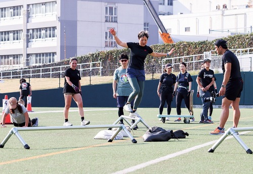 コーチの指導でレースに挑戦する参加者