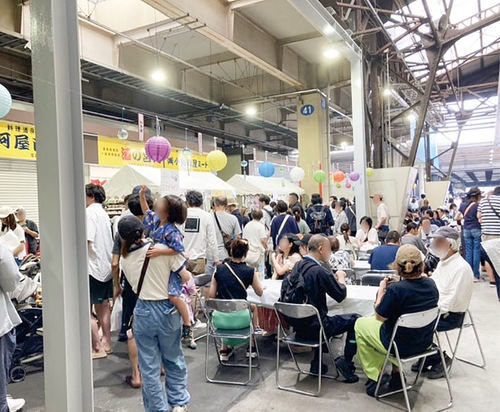 人々でにぎわう屋台