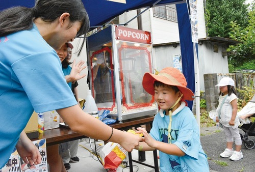 ポップコーンを受け取る子ども