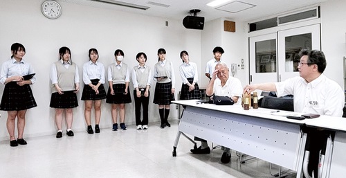 発表を受け、ディスカッションする生徒と「かわさき餃子舗の会」会員