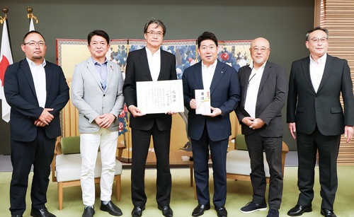 記念写真に納まる出席者