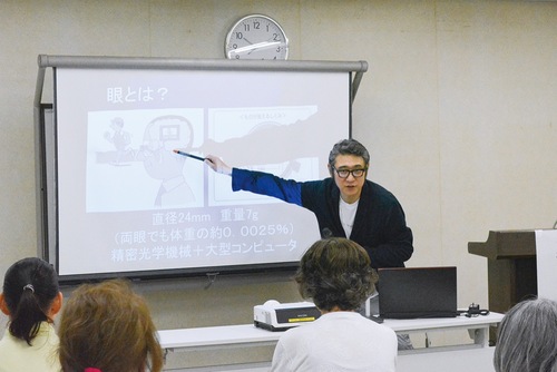 目の仕組みについて話す菊地氏
