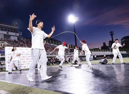 開会式でパフォーマンスする選手ら＝提供