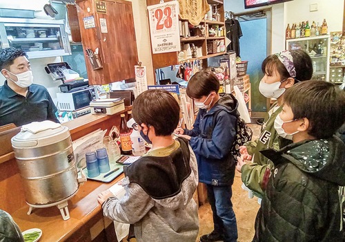 取材をする子どもたち＝過去