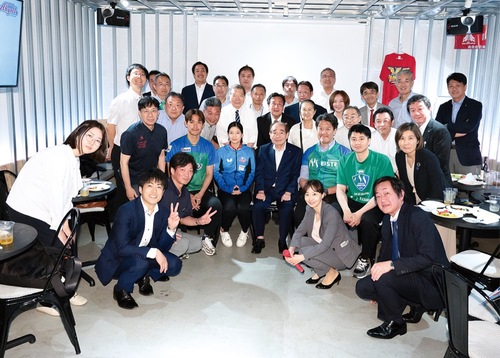 記念写真に収まる参加者ら (C)山陽フォト