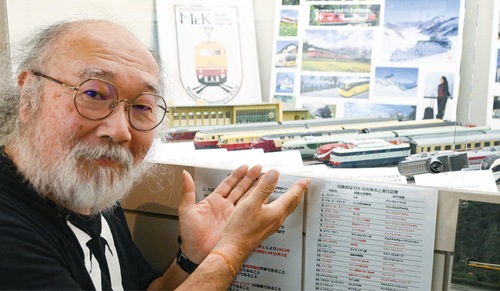 鉄道模型を指す事務局長の二上さん