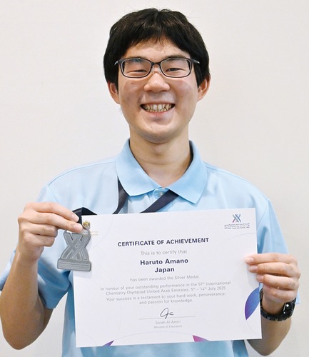 賞状とメダルを手にする天野さん