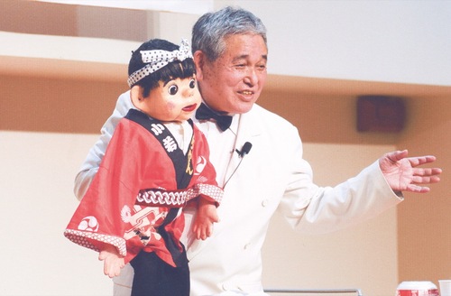 腹話術を披露するしろたにさん