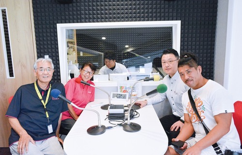 右奥から時計回りに、片桐代表、ゲストの大原さん、清水さん、須山さん