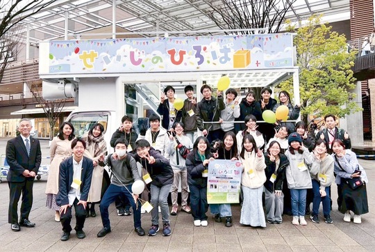 記念写真に納まるメンバーら＝流山市で　提供