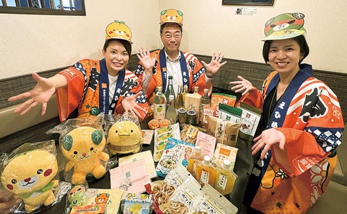 名産品をPRする三好康道愛媛県東京事務所長（中央）ら