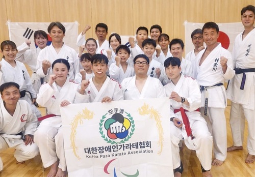 記念写真に納まる参加者