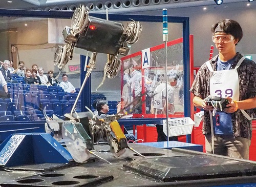 ロボットを操作する参加者