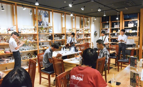 楽器を演奏するメンバーら